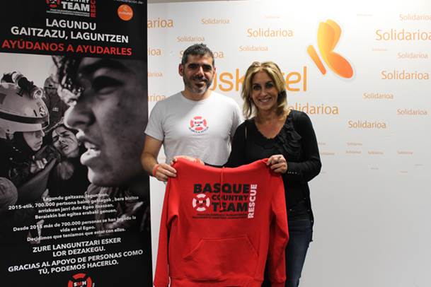 Iker Tapia, miembro y portavoz de la ONG Salvamento Marítimo Humanitario, y Nerea Lupardo, directora de Relaciones Institucionales de Euskaltel